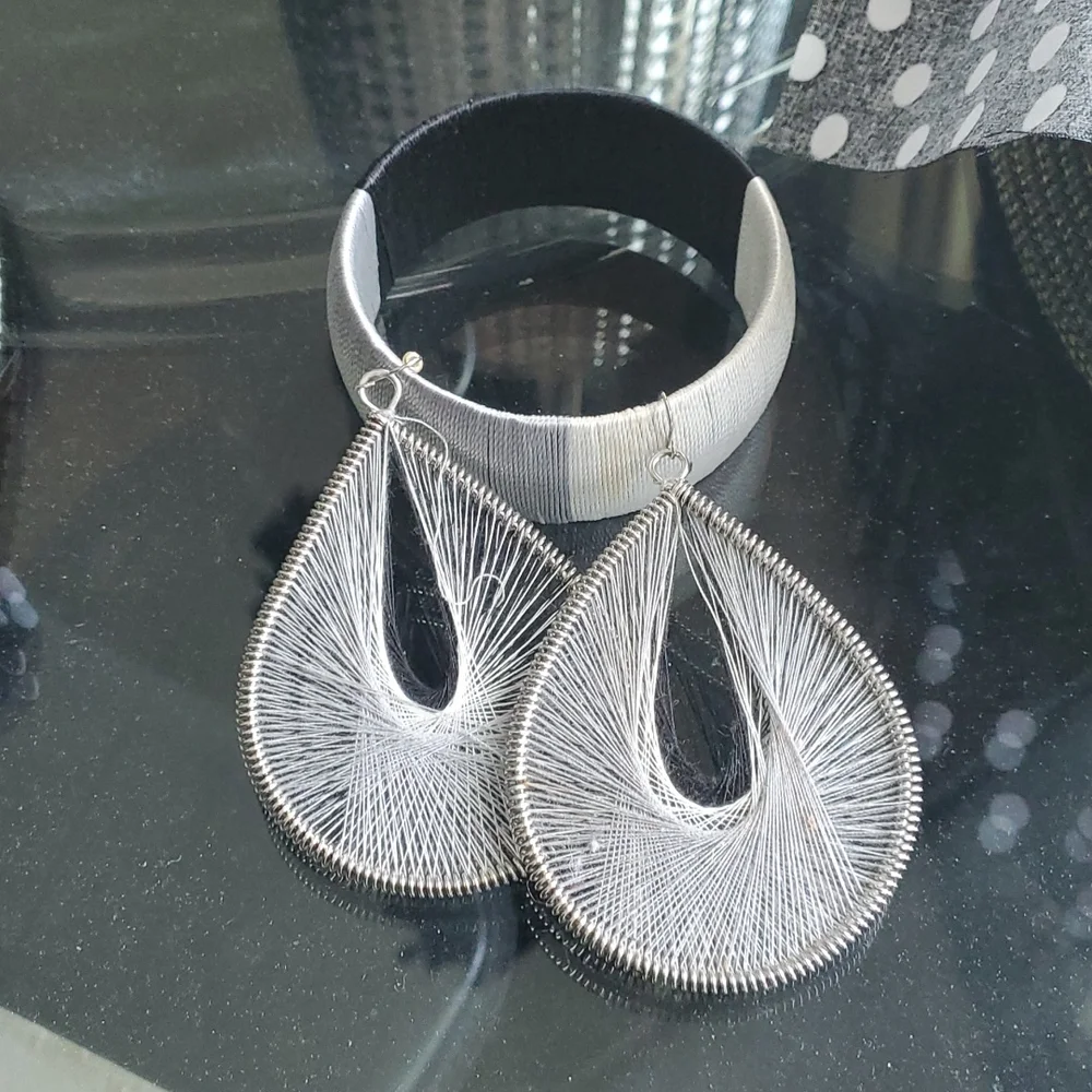 Earrings and bracelet set - Picture 7 of 7